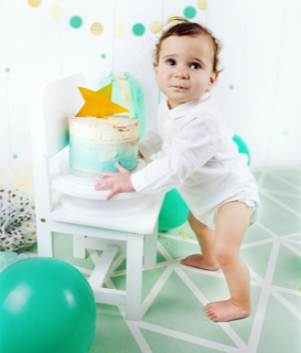baby photo of first birthday cake smash